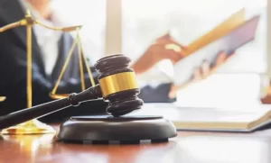 يمكن للمستشار القانوني عبر الإنترنت في المملكة العربية السعودية أن يقدم لك الخدمات والمشورة القانونية دون الحاجة إلى مغادرة منزلك أو مكتبك. يمكنك الاستعانة بمستشار قانوني عبر الإنترنت في المملكة العربية السعودية للحصول على المساعدة في مجموعة متنوعة من المسائل القانونية، بما في ذلك: - صياغة العقود ومراجعتها - التفاوض على التسويات - تقديم المشورة القانونية بشأن بدء عمل تجاري - التقدم بطلب للحصول على علامة تجارية أو حقوق نشر - رفع دعوى قضائية المحامي هو مستشار قانوني عبر الإنترنت في المملكة العربية السعودية يقدم خدمات قانونية للأفراد والشركات والمؤسسات. لدى المحامي فريق من المحامين ذوي الخبرة الذين يمكنهم تقديم المشورة القانونية لك حول مجموعة واسعة من الموضوعات، بما في ذلك قانون الأسرة والقانون الجنائي وقانون الأعمال وقانون العمل والمزيد. أصبح المستشارون القانونيون في المملكة العربية السعودية قادرين الآن على تقديم خدماتهم عبر الإنترنت، وذلك بفضل لائحة جديدة صادرة عن وزارة العدل. تسمح اللائحة، التي نُشرت في الجريدة الرسمية يوم الأحد، للمستشارين القانونيين بالتواصل مع عملائهم من خلال "وسائل الاتصال الإلكترونية" مثل البريد الإلكتروني وتطبيقات الدردشة ومؤتمرات الفيديو. تهدف هذه الخطوة إلى جعل الخدمات القانونية في متناول الجمهور بشكل أكبر، وتأتي كجزء من جهود الحكومة لتحديث النظام القانوني في البلاد.