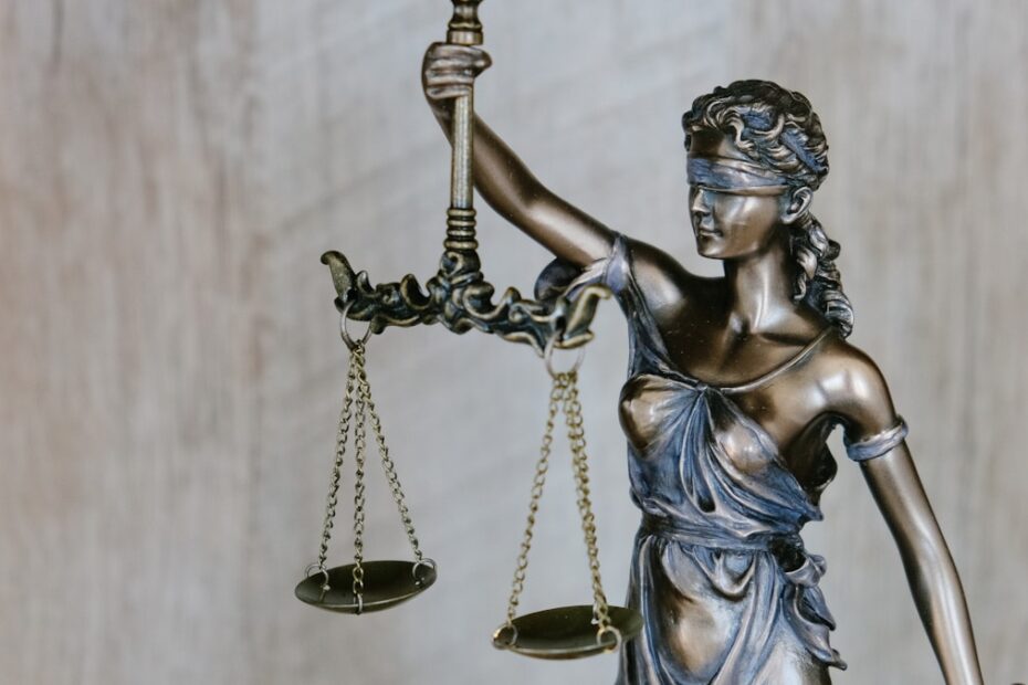 دليل المنصات القانونية العربية وخدمات الاستشارة القانونية الرقمية